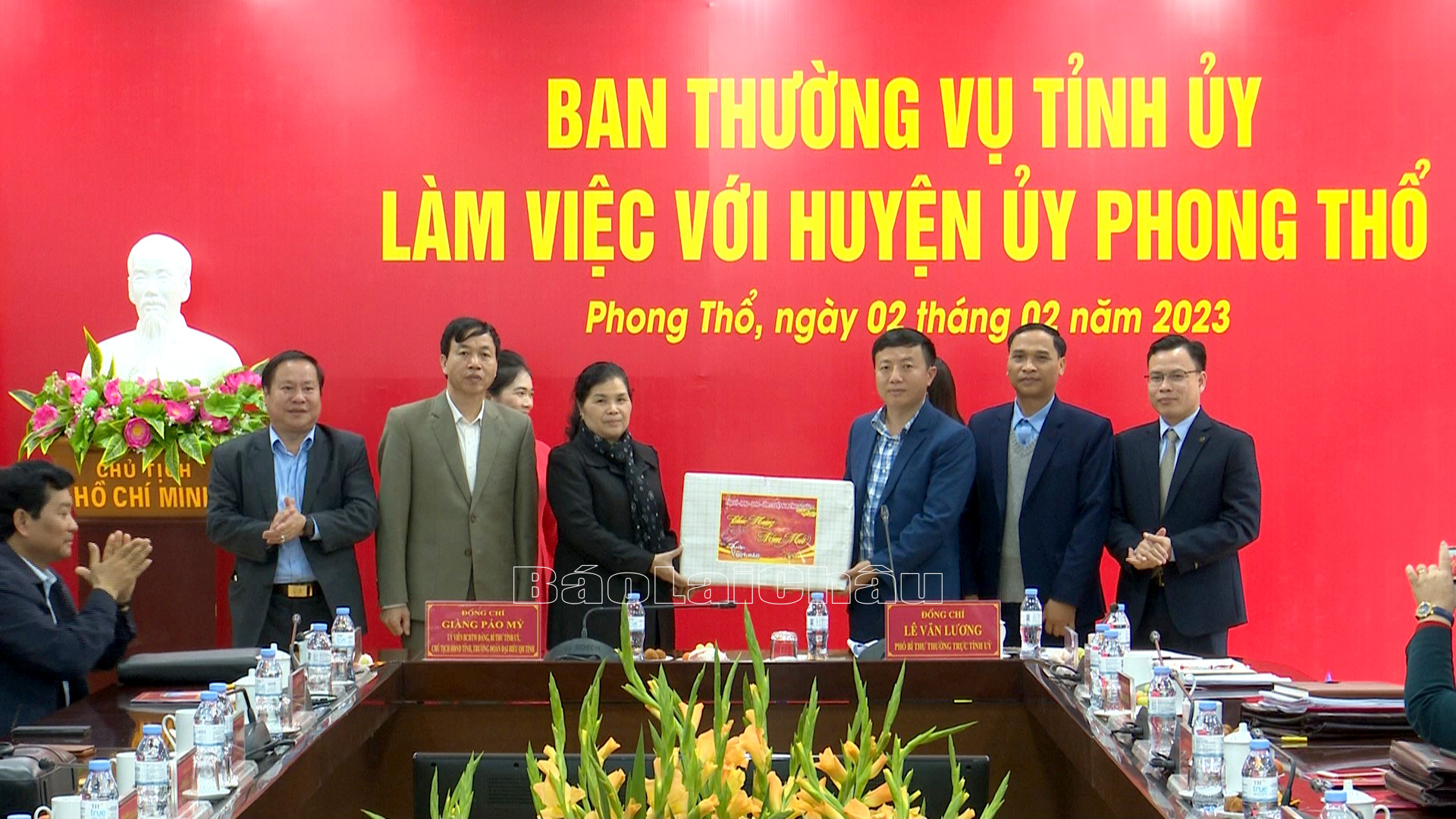 Các đồng chí lãnh đạo tỉnh tặng quà huyện Phong Thổ.